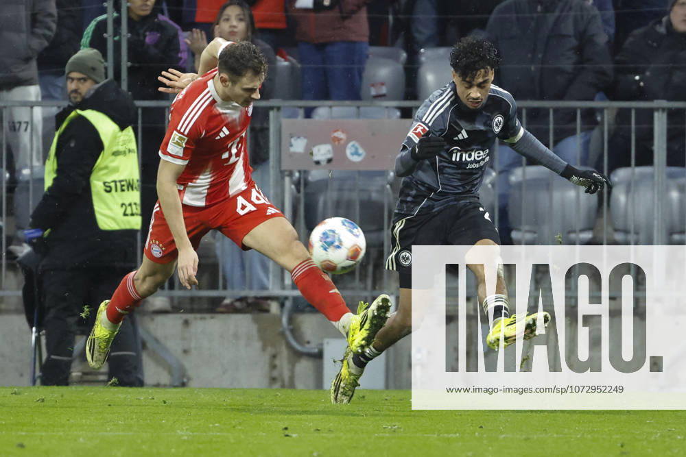 Josip Stanisic (FC Bayern München, 44) und Nathaniel Brown (Eintracht Frankfurt, 21) im Zweikampf , Deutschland, Fussball, 1. Bundesliga, 23.Spieltag, 2025 2026, FC Bayern München vs. Eintracht Frankfurt, 21.02.2026, München Allianz-Arena Deutschland