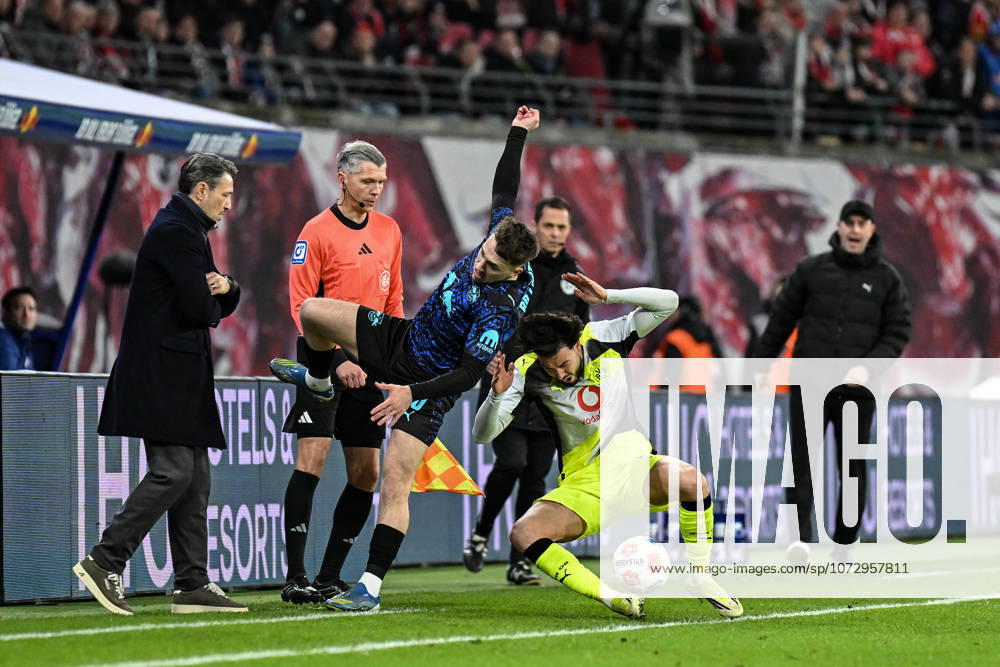 Fußball I Herren I Saison 2025-2026 I Bundesliga I 23. Spieltag I RB Leipzig - Borussia Dortmund I 21.02.2026 Zweikampf mit Folgen Brajan Gruda (10, RB Leipzig) wird von Ramy Bensebaini (5, Borussia Dortmund) vom Ball getrennt und fliegt im Anschluss in Niko Kovac (Trainer, Borussia Dortmund) (l.) hinein Leipzig Red Bull Arena Sachsen Deutschland
