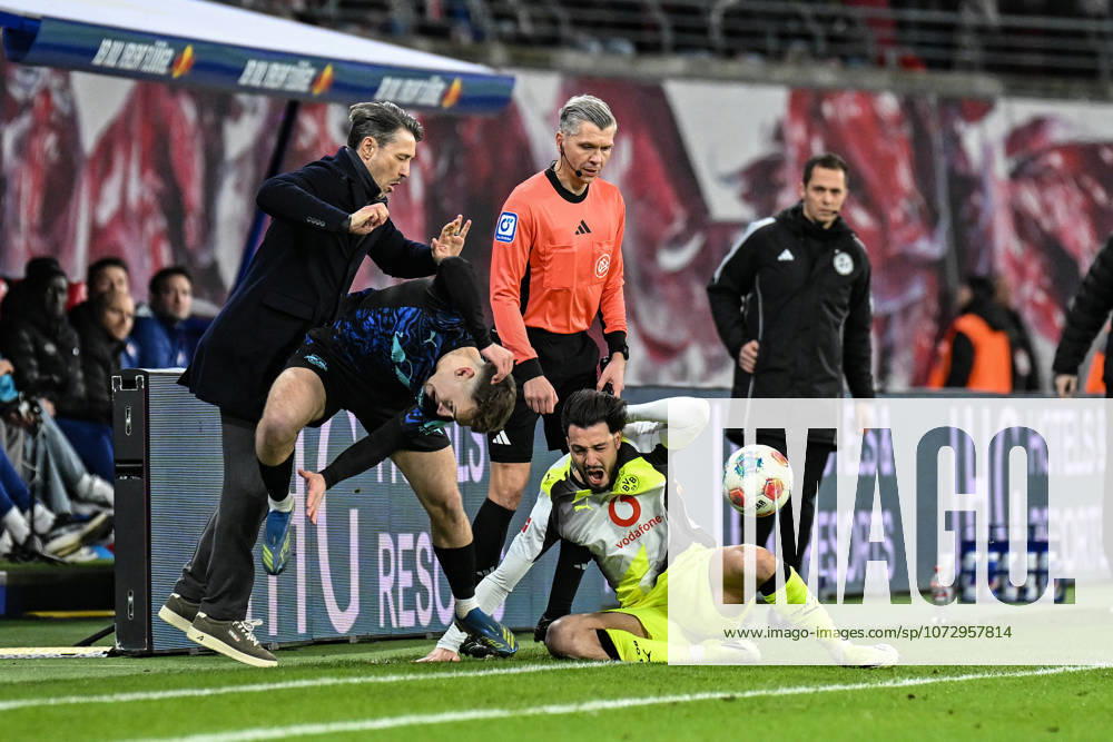 Fußball I Herren I Saison 2025-2026 I Bundesliga I 23. Spieltag I RB Leipzig - Borussia Dortmund I 21.02.2026 Zweikampf mit Folgen Brajan Gruda (10, RB Leipzig) wird von Ramy Bensebaini (5, Borussia Dortmund) vom Ball getrennt und fliegt im Anschluss in Niko Kovac (Trainer, Borussia Dortmund) (l.) hinein Leipzig Red Bull Arena Sachsen Deutschland