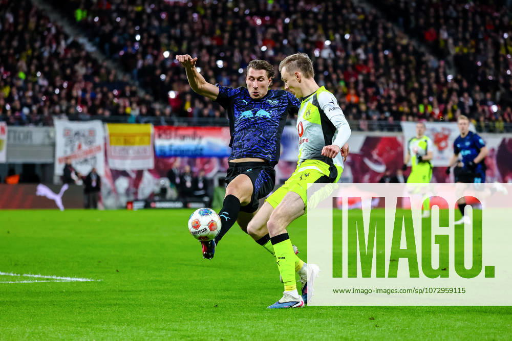 Willi Orban (RB Leipzig, 04) am Ball, Zweikampf, Duell, Kampf mit Maximilian Beier (Borussia Dortmund, 14) , RB Leipzig vs. Borussia Dortmund, Fussball, 1. Bundesliga, 23. Spieltag, Saison 2025 2026, 21.02.2026,¨ DFL REGULATIONS PROHIBIT ANY USE OF PHOTOGRAPHS AS IMAGE SEQUENCES AND OR QUASI-VIDEO,¨ RB Leipzig vs. Borussia Dortmund, Fussball, 1. Bundesliga, 3. Spieltag, Saison 2025 2026, 21.02.2026 Leipzig
