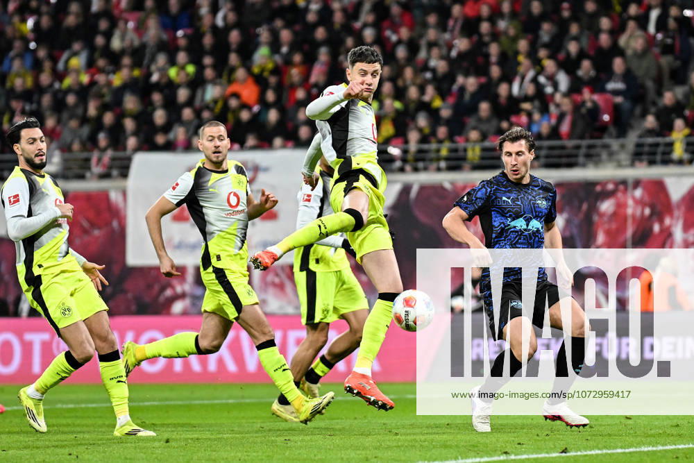 Fußball I Herren I Saison 2025-2026 I Bundesliga I 23. Spieltag I RB Leipzig - Borussia Dortmund I 21.02.2026 Luca Reggiani (49, Borussia Dortmund) nimmt den Ball an, Willi Orban (4, RB Leipzig) bereit zum Eingreifen Leipzig Red Bull Arena Sachsen Deutschland
