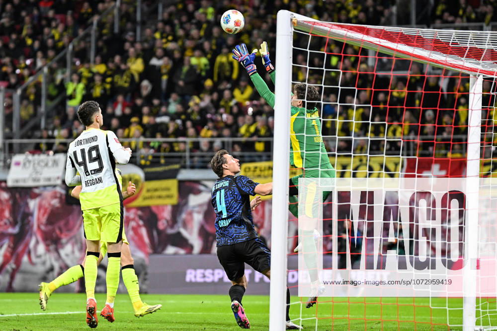 Fußball I Herren I Saison 2025-2026 I Bundesliga I 23. Spieltag I RB Leipzig - Borussia Dortmund I 21.02.2026 Gregor Kobel (1, Borussia Dortmund) fischt den Ball aus der Luft, Willi Orban (4, RB Leipzig) stand zur Abnahme bereit Leipzig Red Bull Arena Sachsen Deutschland