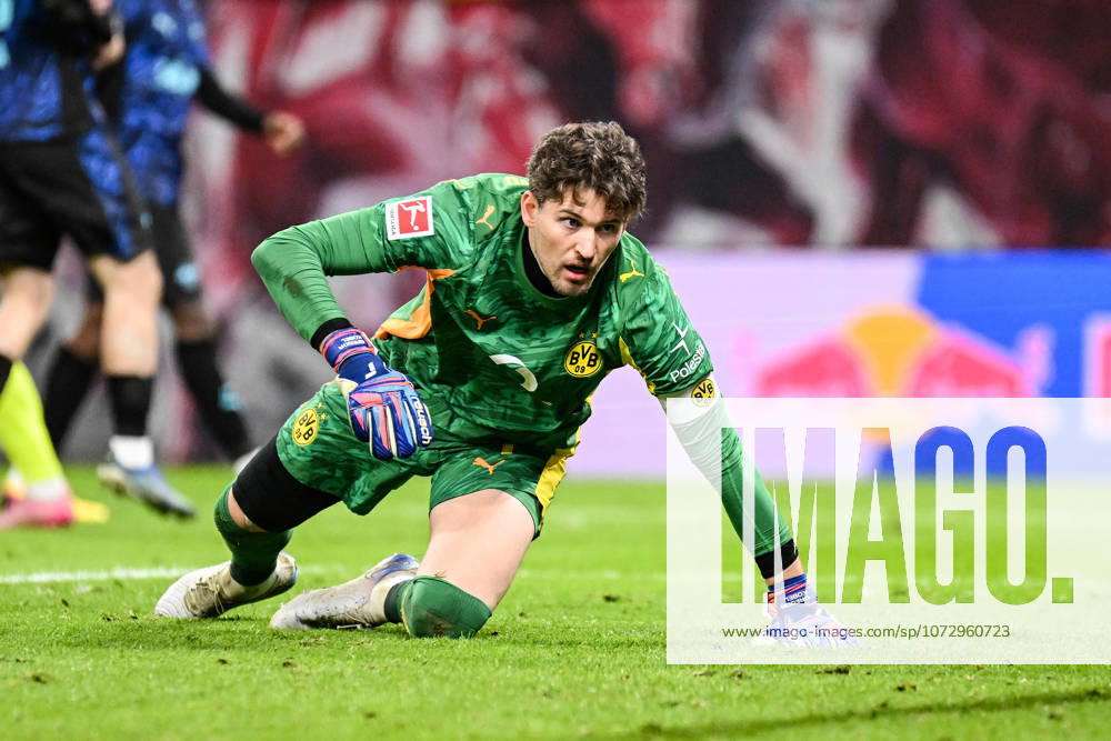 Fußball I Herren I Saison 2025-2026 I Bundesliga I 23. Spieltag I RB Leipzig - Borussia Dortmund I 21.02.2026 Gregor Kobel (1, Borussia Dortmund) schaut beim 2. Gegentor dem Ball hinterher Freisteller, Nahaufnahme, Porträt, Portrait, Einzelfoto, Einzelbild, Körper Leipzig Red Bull Arena Sachsen Deutschland