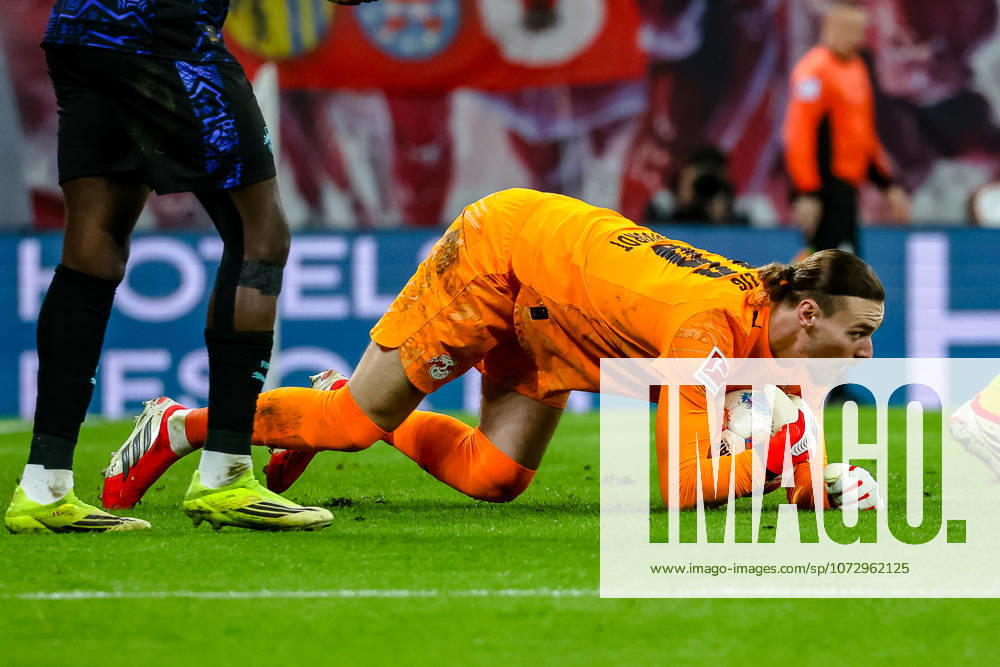 Maarten Vandevoordt (RB Leipzig, 26) haelt den Ball, RB Leipzig vs. Borussia Dortmund, Fussball, 1. Bundesliga, 23. Spieltag, Saison 2025 2026, 21.02.2026,¨ DFL REGULATIONS PROHIBIT ANY USE OF PHOTOGRAPHS AS IMAGE SEQUENCES AND OR QUASI-VIDEO,¨ RB Leipzig vs. Borussia Dortmund, Fussball, 1. Bundesliga, 3. Spieltag, Saison 2025 2026, 21.02.2026 Leipzig