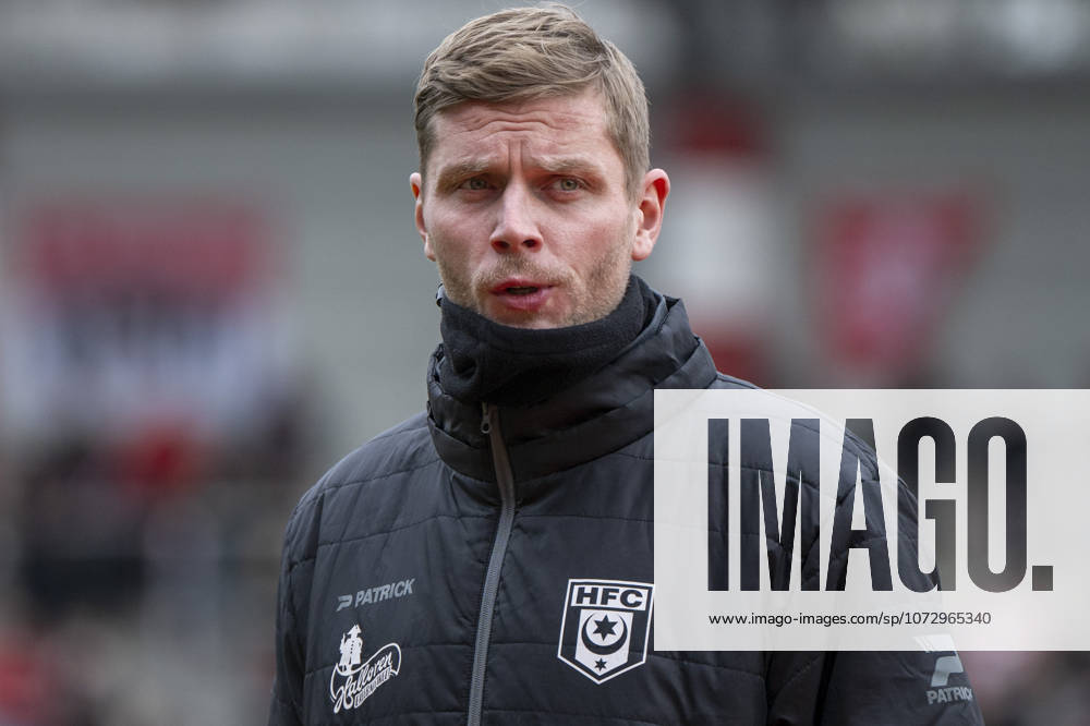 Regionalliga Nordost -Saison 25 26 Hallescher FC vs.Greifswalder FC Halle, Deutschland 21.Februar 2026: Im Bild:Trainer Robert Schröder Schroeder (Halle) Aktion, Einzelbild, Halle Saale Leuna Chemie Stadion Sachsen-Anhalt Deutschland