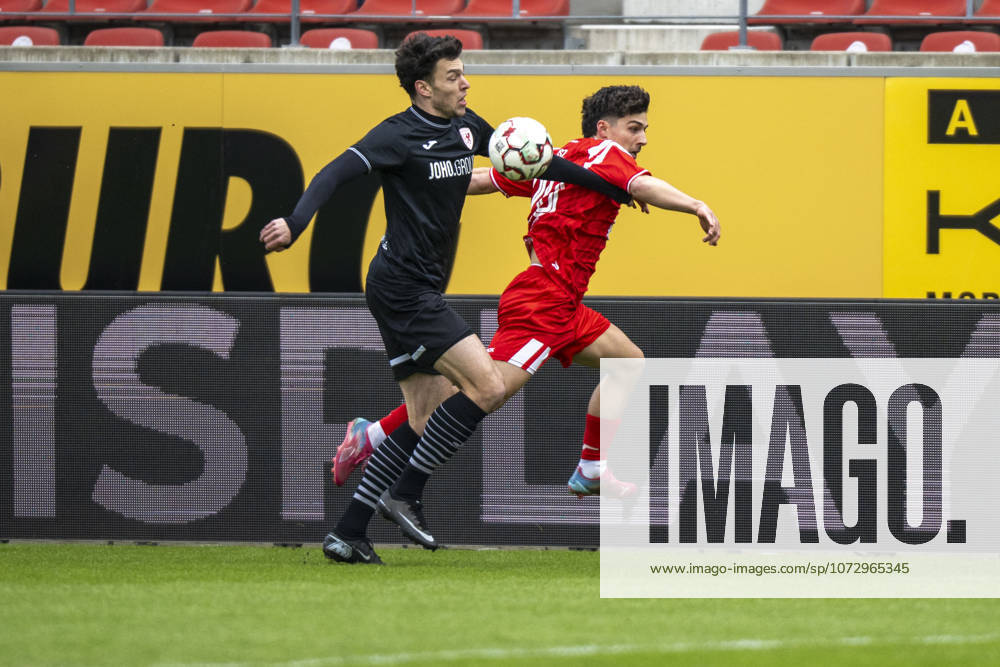 Regionalliga Nordost -Saison 25 26 Hallescher FC vs.Greifswalder FC Halle, Deutschland 21.Februar 2026: Im Bild:v.li.Jannis Farr (Greifswald) und Joscha Wosz (Halle) Halle Saale Leuna Chemie Stadion Sachsen-Anhalt Deutschland