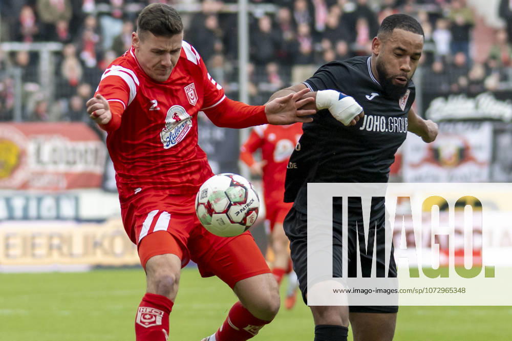 Regionalliga Nordost -Saison 25 26 Hallescher FC vs.Greifswalder FC Halle, Deutschland 21.Februar 2026: Im Bild:v. li. im Zweikampf Marius Hauptmann (Halle) und Jason Tomety-Hemazro (Greifswald) Halle Saale Leuna Chemie Stadion Sachsen-Anhalt Deutschland