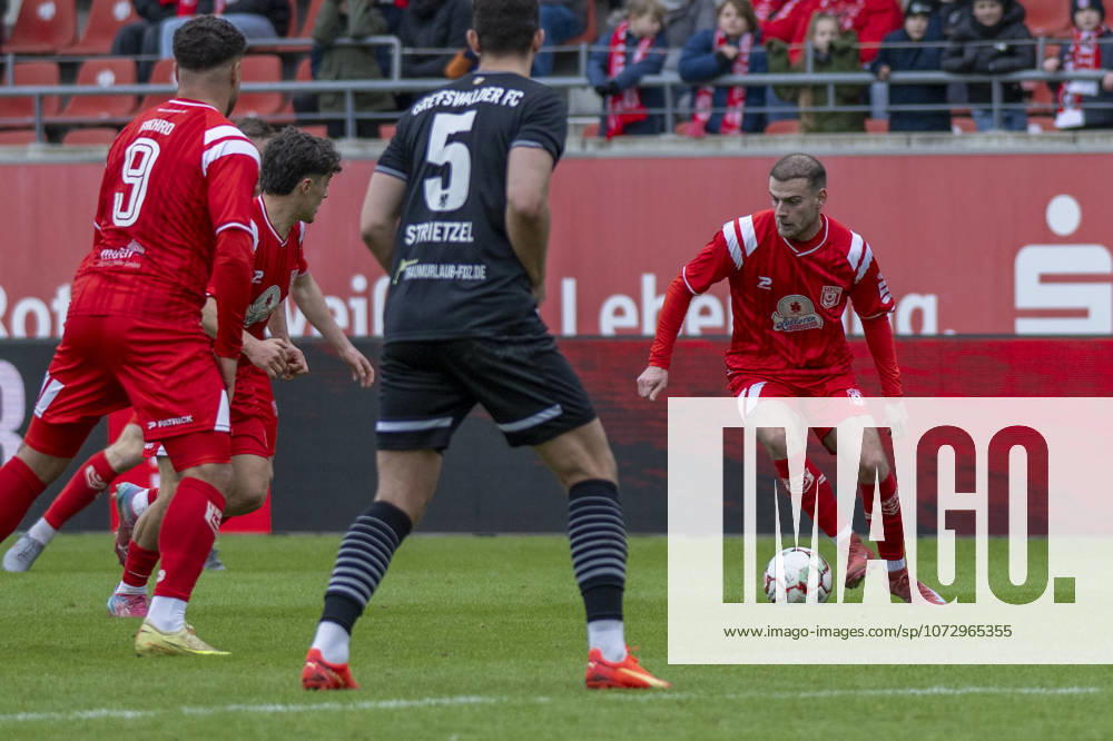 Regionalliga Nordost -Saison 25 26 Hallescher FC vs.Greifswalder FC Halle, Deutschland 21.Februar 2026: Im Bild:v.li.Malek Fakhro (Halle), Joscha Wosz (Halle), Bastian Strietzel (Greifswald) und Max Kulke (Halle) Halle Saale Leuna Chemie Stadion Sachsen-Anhalt Deutschland
