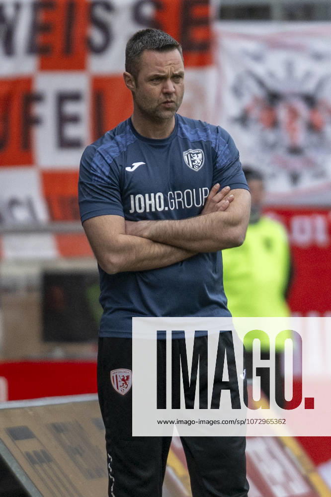 Regionalliga Nordost -Saison 25 26 Hallescher FC vs.Greifswalder FC Halle, Deutschland 21.Februar 2026: Im Bild:Trainer Bjoern Lipfert (Greifswald) Halle Saale Leuna Chemie Stadion Sachsen-Anhalt Deutschland