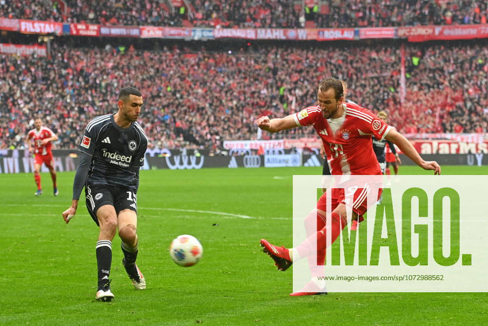 Harry KANE (Bayern Muenchen), Aktion,Zweikampf gegen Ellyes SKHIRI (Eintracht Frankfurt). Fussball 1. Bundesliga Saison 2025 2026, 23.Spieltag, Spieltag23 FC Bayern Muenchen - Eintracht Frankfurt 3-2 am 21.02.2026 , A L L I A N Z A R E N A.