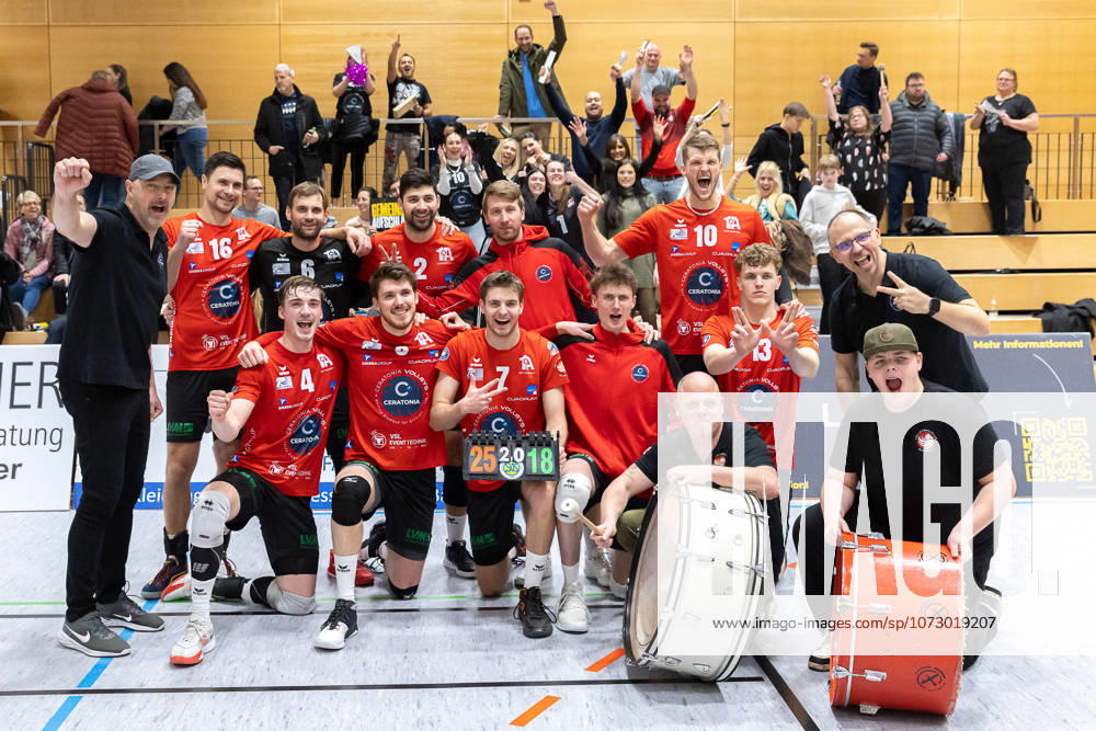 Team, Mannschaft, jubelt, Jubel, positive Emotionen, positive Emotion, Spielende, SV Schwaig Volleyball - CERATONIA Volleys Eltmann , Volleyball, 2. Bundesliga Sued, 22. Spieltag, 21.02.2026 SV Schwaig Volleyball - CERATONIA Volleys Eltmann , Volleyball, 2. Bundesliga Sued, 22. Spieltag, 21.02.2026 Schwaig