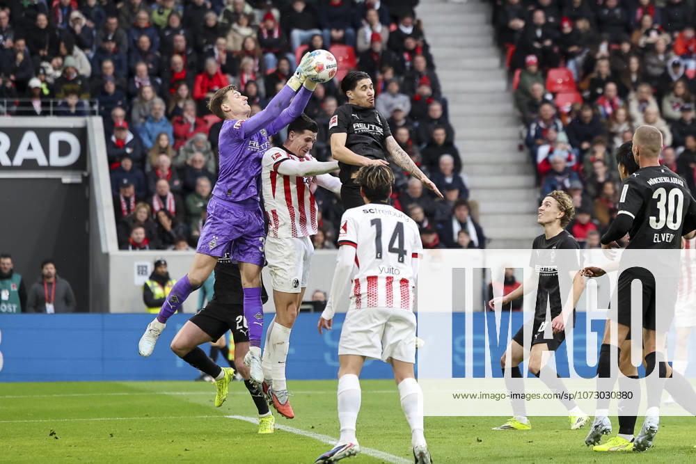 Moritz Nicolas (Borussia Mönchengladbach, 33), Igor Matanovic (SC Freiburg, 31) und Kevin Diks (Borussia Mönchengladbach, 04) im Kampf um den Ball , Deutschland, Fussball, 1. Bundesliga, 23.Spieltag, 2025 2026, SC Freiburg vs. Borussia Mönchengladbach, 22.02.2026, Freiburg im Breisgau Europa-Park Stadion Deutschland