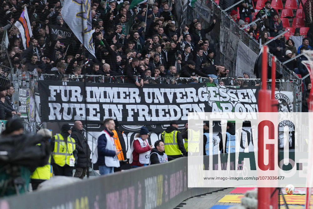 Spruchband der Fans und Ultras auf der Tribüne, Banner, Trauer , Deutschland, Fussball, 1. Bundesliga, 23.Spieltag, 2025 2026, SC Freiburg vs. Borussia Mönchengladbach, 22.02.2026, Europa-Park Stadion, Freiburg, Deutschland DFL REGULATIONS PROHIBIT ANY USE OF PHOTOGRAPHS AS IMAGE SEQUENCES AND OR QUASI-VIDEO. Freiburg Europa-Park Stadion Baden-Württemberg Deutschland