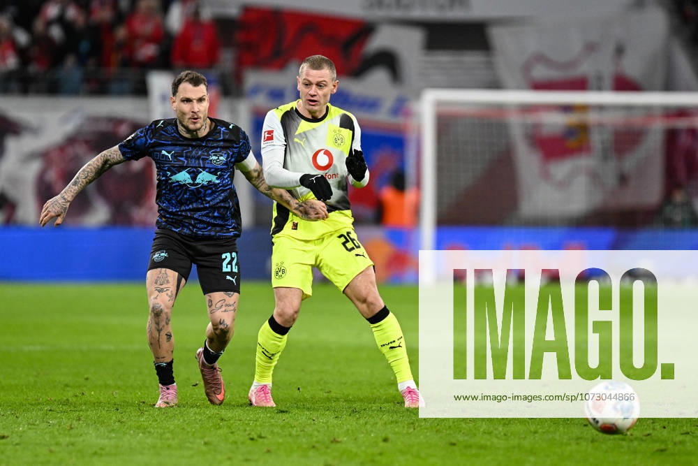Fußball I Herren I Saison 2025-2026 I Bundesliga I 23. Spieltag I RB Leipzig - Borussia Dortmund I 21.02.2026 Zweikampf David Raum (22, RB Leipzig) und Julian Ryerson (26, Borussia Dortmund) Leipzig Red Bull Arena Sachsen Deutschland