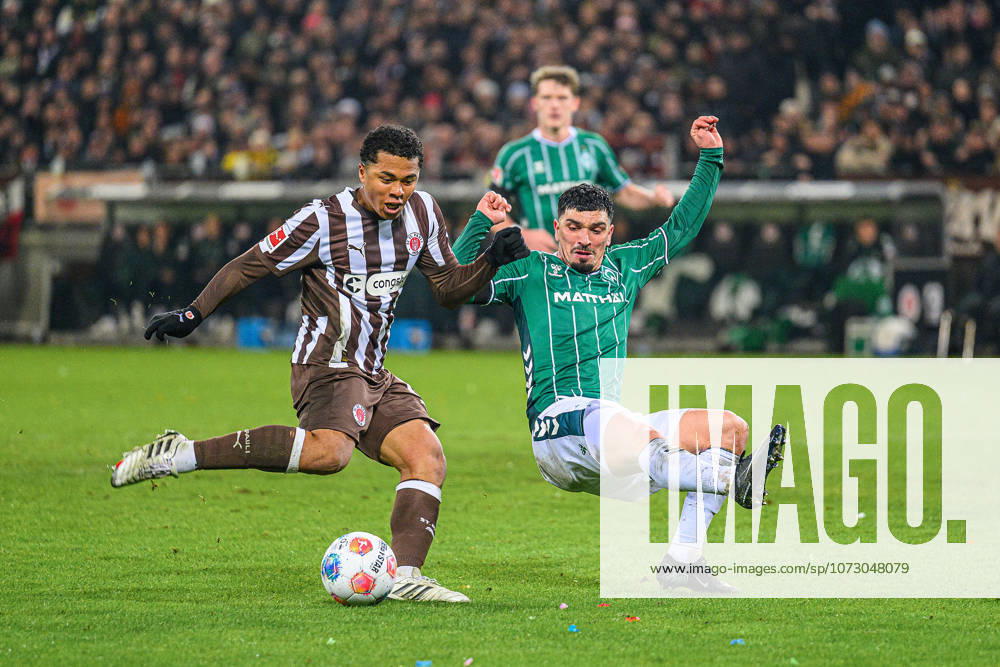 Fußball I Herren I Saison 2025-2026 I Bundesliga I 23. Spieltag I FC St. Pauli - SV Werder Bremen I 22.02.2026 Joel Chima Fujita (16, FC St. Pauli), Cameron Castro (18, SV Werder Bremen) Hamburg Millerntor-Stadion Hamburg Deutschland