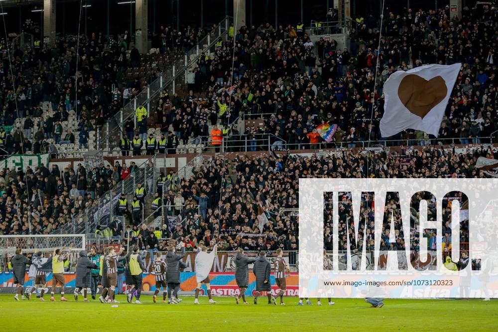 Schlussjubel der Mannschaft ( Pauli ) vor der Nordtribüne Fans Zuschauer Deutschland , Hamburg , Millerntorstadion , Fussball , 1. Bundesliga , FC St Pauli - SV Werder Bremen