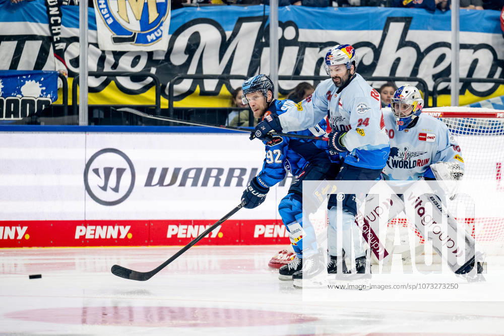 Ryan Murphy (EHC Red Bull Muenchen, 24) verteidigt gegen Daniel Schmoelz (ERC Ingolstadt, 92) vor dem Tor von Antoine Bibeau (Torwart, EHC Red Bull Muenchen, 30) GER, EHC Red Bull Muenchen vs. ERC Ingolstadt, Eishockey, DEL, 45. Spieltag, Saison 2025 2026, 25.02.2026. GER, EHC Red Bull Muenchen vs. ERC Ingolstadt, Eishockey, DEL, 45. Spieltag, Saison 2025 2026, 25.02.2026. Muenchen
