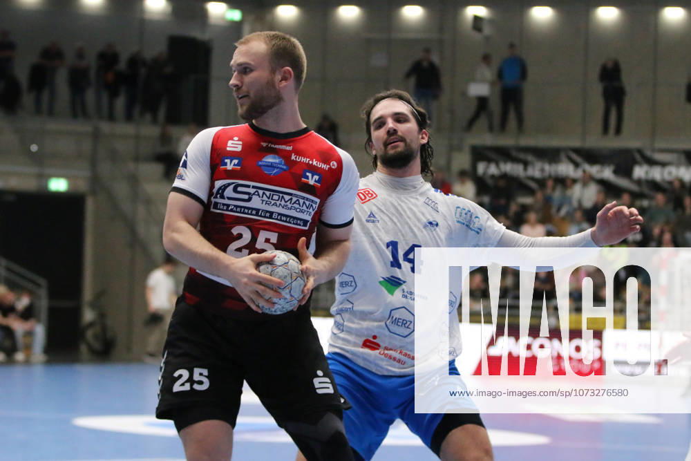 Handball Herren 2025 2026 2. Handball-Bundesliga 21. Spieltag HSG Nordhorn-Lingen - Dessau-Roßlauer HV 06 EmslandArena Lingen Jaris Tobeler (Nordhorn, 25, rot) am Ball. Lingen (Ems) Niedersachen Deutschland