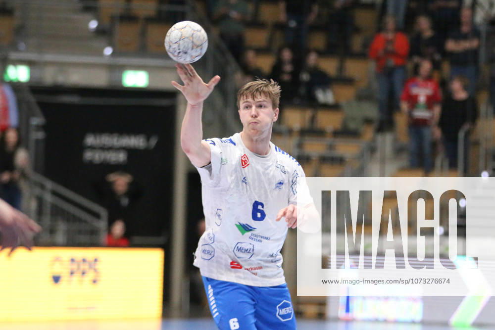 Handball Herren 2025 2026 2. Handball-Bundesliga 21. Spieltag HSG Nordhorn-Lingen - Dessau-Roßlauer HV 06 EmslandArena Lingen Fritz-Leon Haake (Dessau, 6, weiß) spielt einen Pass. Lingen (Ems) Niedersachen Deutschland