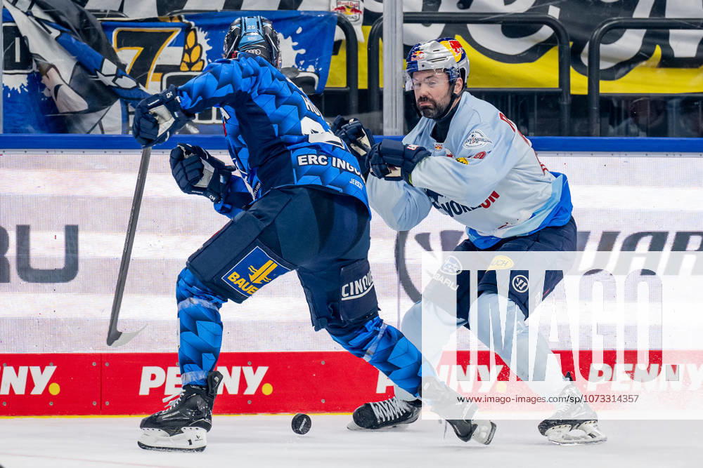 Kampf um den Puck Zweikampf zwischen Leon Huettl (ERC Ingolstadt, 25) und Ryan Murphy (EHC Red Bull Muenchen, 24) GER, EHC Red Bull Muenchen vs. ERC Ingolstadt, Eishockey, DEL, 45. Spieltag, Saison 2025 2026, 25.02.2026. GER, EHC Red Bull Muenchen vs. ERC Ingolstadt, Eishockey, DEL, 45. Spieltag, Saison 2025 2026, 25.02.2026. Muenchen