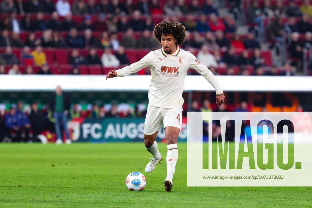 Han-Noah Massengo (4, FC Augsburg) beim Spiel zwischen FC Augsburg v 1.FC Köln, Fußball, Herren, Bundesliga, 2025 2026, 24.Spieltag am 27.02.2026 in Augsburg, WWK ARENA. DFL and DFB regulations prohibit any use of photographs as image sequences and or quasi-video. Bayern Deutschland