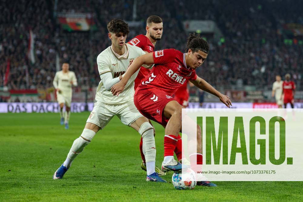 Im Zweikampf, Aktion, mit Rodrigo Ribeiro 21 (FC Augsburg), Jahmai Simpson-Pusey 22 (1. FC Koeln), FC Augsburg vs. 1. FC Koeln, Fussball, 1. Bundesliga, 24. Spieltag, 27.02.2026 DFB regulations prohibit any use of photographs as image sequences and or quasi-video Augsburg Bayern Deutschland