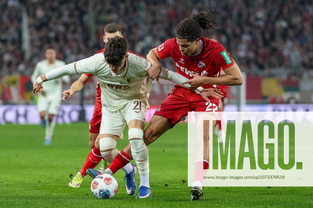 Im Zweikampf, Aktion, mit Rodrigo Ribeiro 21 (FC Augsburg), Jahmai Simpson-Pusey 22 (1. FC Koeln), FC Augsburg vs. 1. FC Koeln, Fussball, 1. Bundesliga, 24. Spieltag, 27.02.2026 DFB regulations prohibit any use of photographs as image sequences and or quasi-video Augsburg Bayern Deutschland