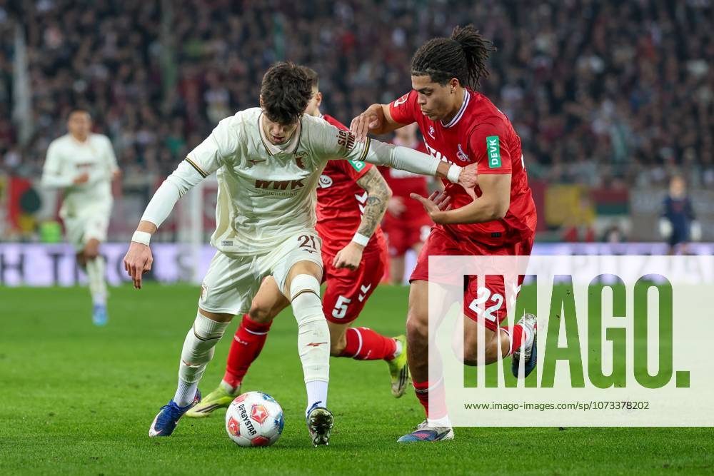 Im Zweikampf, Aktion, mit Rodrigo Ribeiro 21 (FC Augsburg), Jahmai Simpson-Pusey 22 (1. FC Koeln), FC Augsburg vs. 1. FC Koeln, Fussball, 1. Bundesliga, 24. Spieltag, 27.02.2026 DFB regulations prohibit any use of photographs as image sequences and or quasi-video Augsburg Bayern Deutschland