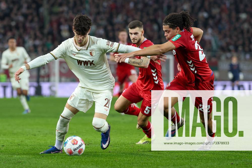Im Zweikampf, Aktion, mit Rodrigo Ribeiro 21 (FC Augsburg), Jahmai Simpson-Pusey 22 (1. FC Koeln), FC Augsburg vs. 1. FC Koeln, Fussball, 1. Bundesliga, 24. Spieltag, 27.02.2026 DFB regulations prohibit any use of photographs as image sequences and or quasi-video Augsburg Bayern Deutschland