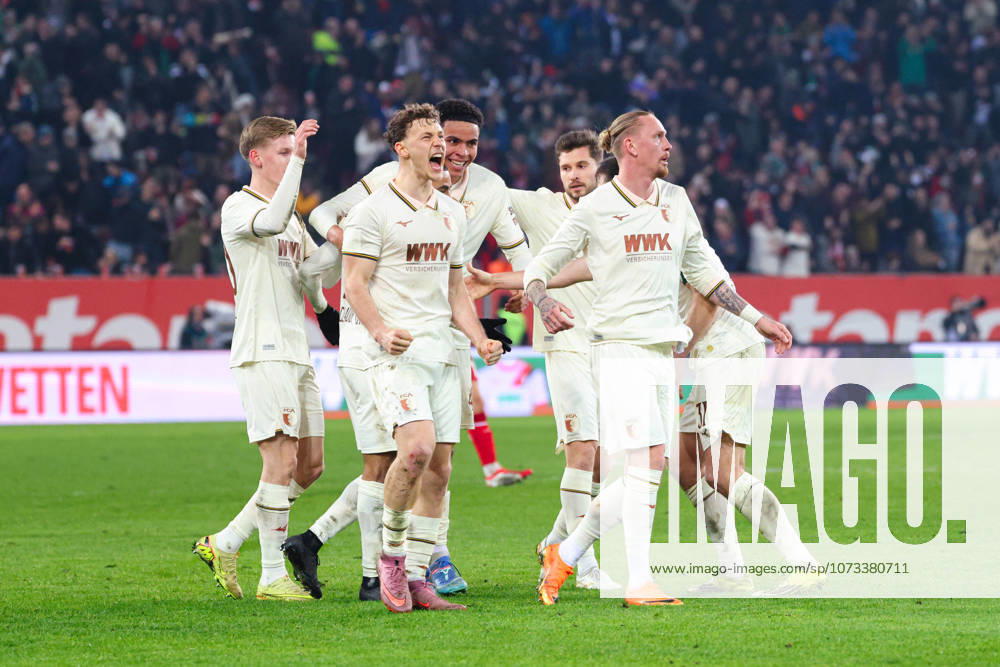 Team (FC Augsburg) Tor zum 2 : 0 beim Spiel zwischen FC Augsburg v 1.FC Köln, Fußball, Herren, Bundesliga, 2025 2026, 24.Spieltag am 27.02.2026 in Augsburg, WWK ARENA. DFL and DFB regulations prohibit any use of photographs as image sequences and or quasi-video. Bayern Deutschland