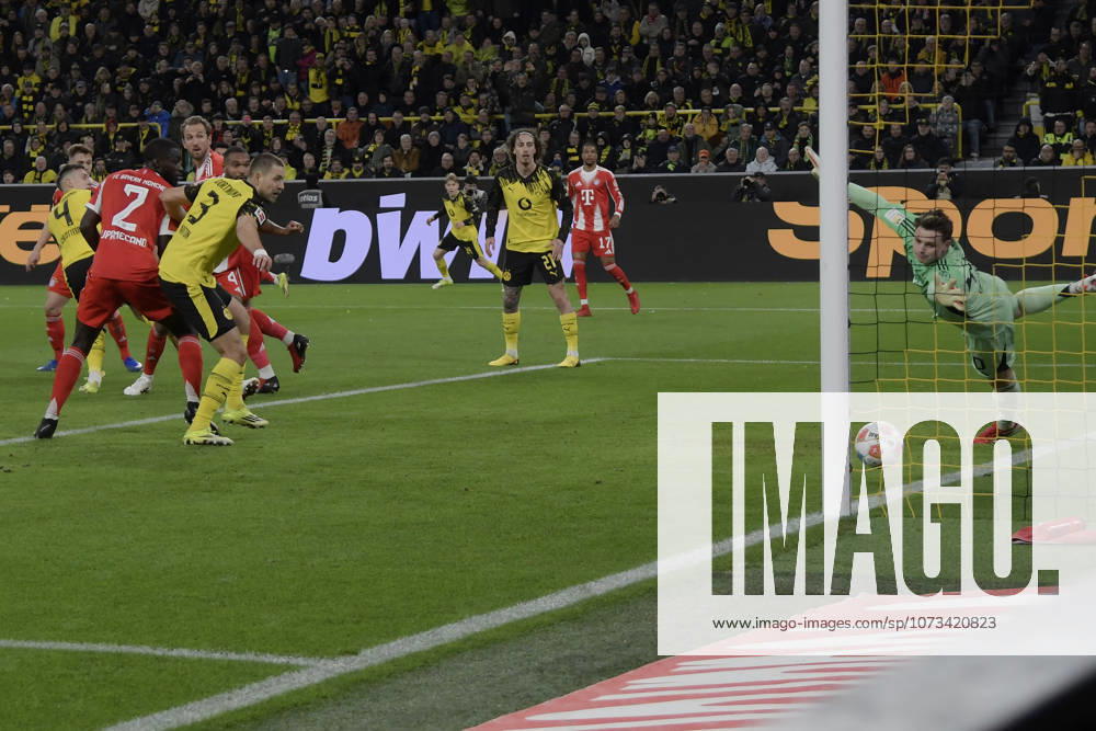 Nico Schlotterbeck (Dortmund 4) erzielt das Tor zum 1:0 28.02.2026 ¢ Fussball ¢ Borussia Dortmund vs FC Bayern Muenchen , Signal Iduna Park, Dortmund, DFB DFL REGULATIONS PROHIBIT ANY USE OF PHOTOGRAPHS AS IMAGE SEQUENCES AND OR QUASI-VIDEO