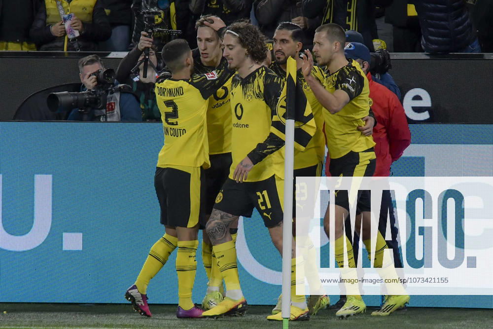 Nico Schlotterbeck (Dortmund 4) jubelt nach dem Tor zum 1:0 mit der Mannschaft 28.02.2026 ¢ Fussball ¢ Borussia Dortmund vs FC Bayern Muenchen , Signal Iduna Park, Dortmund, DFB DFL REGULATIONS PROHIBIT ANY USE OF PHOTOGRAPHS AS IMAGE SEQUENCES AND OR QUASI-VIDEO