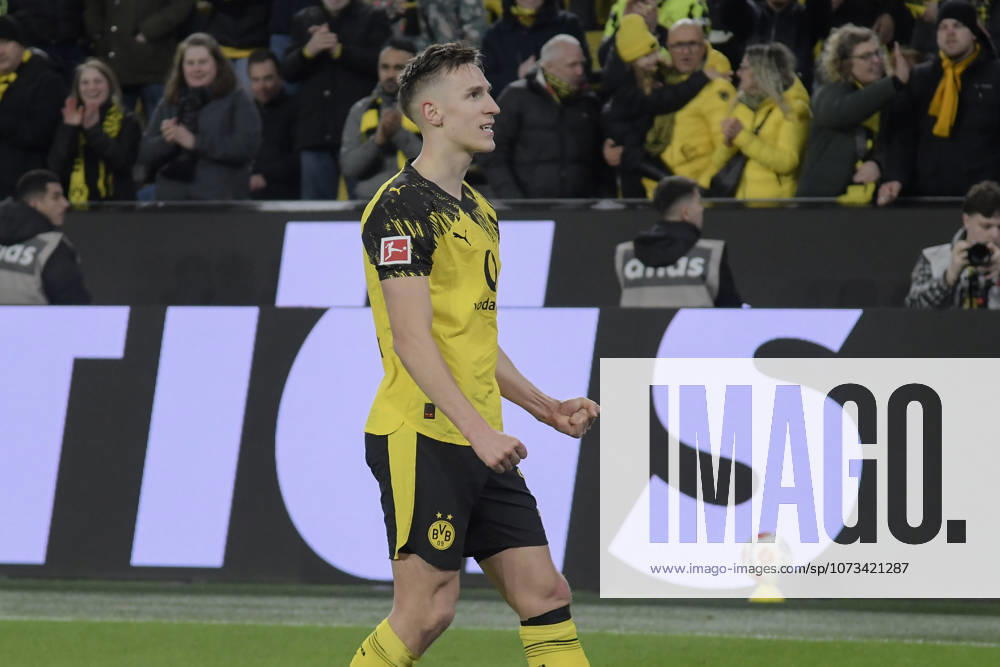 Nico Schlotterbeck (Dortmund 4) jubelt nach dem Tor zum 1:0 zu den Fans 28.02.2026 ¢ Fussball ¢ Borussia Dortmund vs FC Bayern Muenchen , Signal Iduna Park, Dortmund, DFB DFL REGULATIONS PROHIBIT ANY USE OF PHOTOGRAPHS AS IMAGE SEQUENCES AND OR QUASI-VIDEO