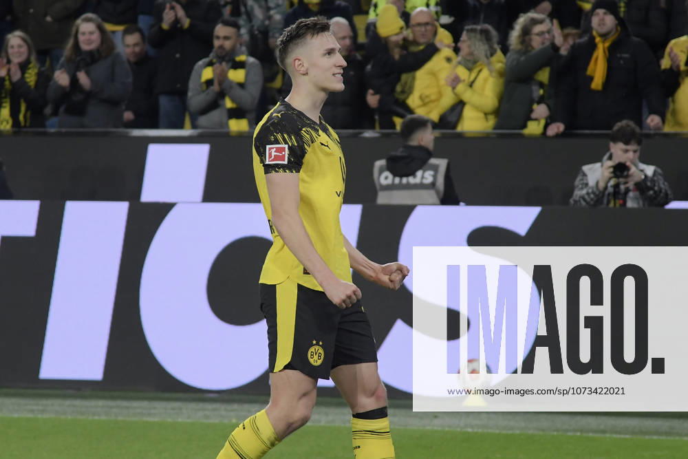 Nico Schlotterbeck (Dortmund 4) jubelt nach dem Tor zum 1:0 zu den Fans 28.02.2026 ¢ Fussball ¢ Borussia Dortmund vs FC Bayern Muenchen , Signal Iduna Park, Dortmund, DFB DFL REGULATIONS PROHIBIT ANY USE OF PHOTOGRAPHS AS IMAGE SEQUENCES AND OR QUASI-VIDEO