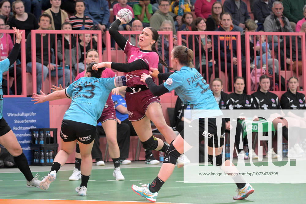 Santina Sabatnig (TusSies Metzingen, 18) beim Wurf Tor gegen Natsuki Aizawa (Thueringer HC, 23) und Luca Farago (Thueringer HC, 19) TusSies Metzingen vs. Thueringer HC , Handball, Alsco HBF, 19.Ligaspieltag, Saison 2025 2026, 28.02.2026 TusSies Metzingen vs. Thueringer HC , Handball, Alsco HBF, 19.Ligaspieltag, Saison 2025 2026, 28.02.2026 Tuebingen
