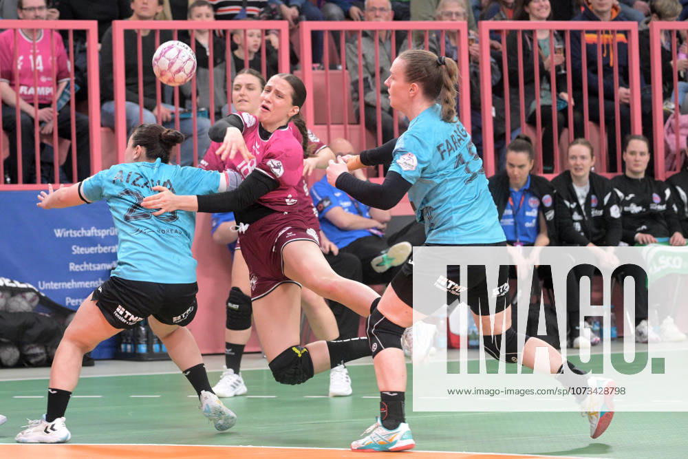 Santina Sabatnig (TusSies Metzingen, 18) beim Wurf Tor gegen Natsuki Aizawa (Thueringer HC, 23) und Luca Farago (Thueringer HC, 19) TusSies Metzingen vs. Thueringer HC , Handball, Alsco HBF, 19.Ligaspieltag, Saison 2025 2026, 28.02.2026 TusSies Metzingen vs. Thueringer HC , Handball, Alsco HBF, 19.Ligaspieltag, Saison 2025 2026, 28.02.2026 Tuebingen