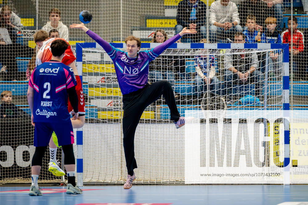 Dormagen, 28.02.2026, Handball, Herren, 2. Bundesliga, 22. Spieltag, 2025 2026: TSV Bayer Dormagen TUSEM Essen Christian Ole Simonsen (TSV Bayer Dormagen, 20) hält den Ball mit dem Arm Dormagen TSV Bayer Sportcenter NRW Germany
