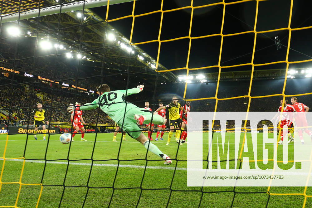Dortmund, Germany, 28.02.26, Nico Schlotterbeck (Borussia Dortmund) schiesst das 1:0 während des Spiels der 1. Bundesliga zwischen Borussia Dortmund - FC Bayern Muenchen in der Signal Iduna Park in Dortmund. (Photo by Joachim Bywaletz) DFB DFL REGULATIONS PROHIBIT ANY USE OF PHOTOGRAPHS AS IMAGE SEQUENCES AND OR QUASI-VIDEO.