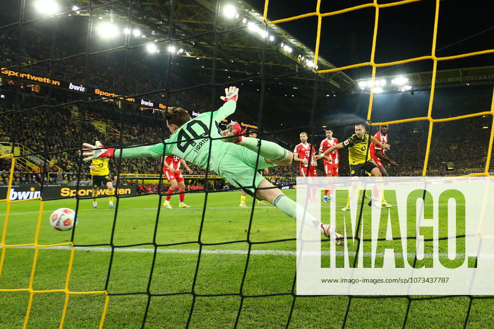 Dortmund, Germany, 28.02.26, Nico Schlotterbeck (Borussia Dortmund) schiesst das 1:0 während des Spiels der 1. Bundesliga zwischen Borussia Dortmund - FC Bayern Muenchen in der Signal Iduna Park in Dortmund. (Photo by Joachim Bywaletz) DFB DFL REGULATIONS PROHIBIT ANY USE OF PHOTOGRAPHS AS IMAGE SEQUENCES AND OR QUASI-VIDEO.