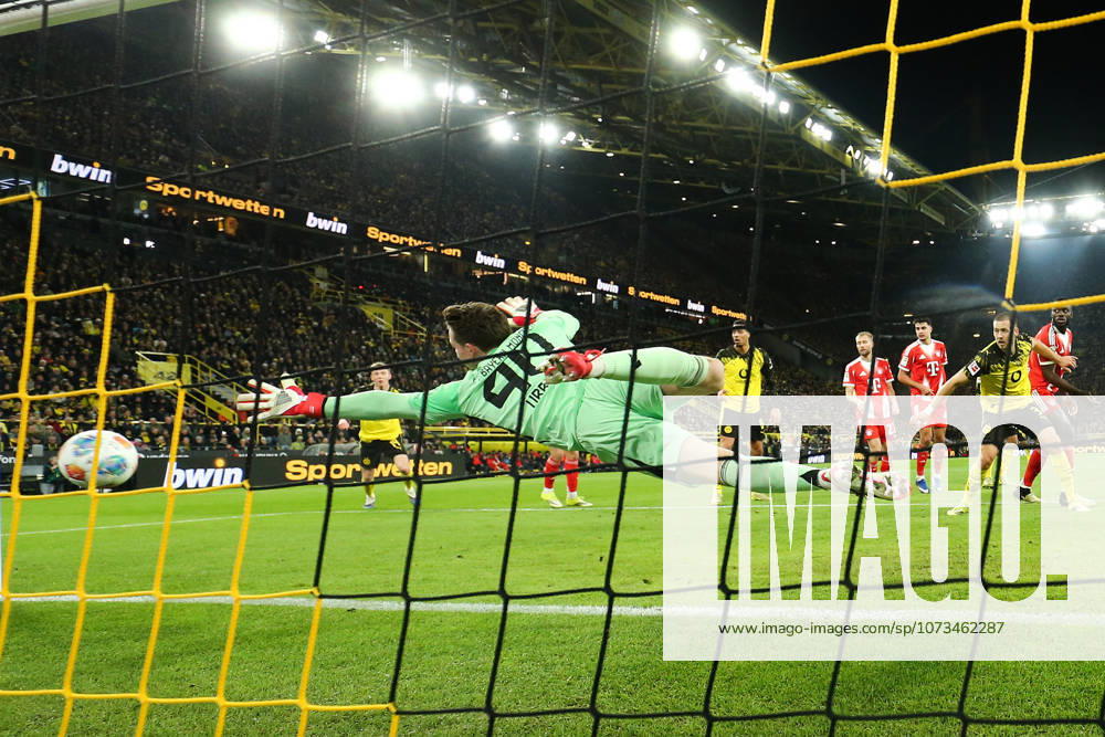 Dortmund, Germany, 28.02.26, Nico Schlotterbeck (Borussia Dortmund) macht das 1:0 fuer seine Mannschaft während des Spiels der 1. Bundesliga zwischen Borussia Dortmund - FC Bayern Muenchen im Signal Iduna Park in Dortmund. (Photo by Joachim Bywaletz) DFB DFL REGULATIONS PROHIBIT ANY USE OF PHOTOGRAPHS AS IMAGE SEQUENCES AND OR QUASI-VIDEO.