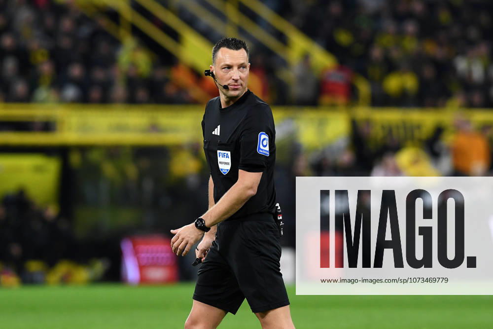 Schiedsrichter Sven Jablonski schaut waehrend des Spiels der Bundesliga zwischen Borussia Dortmund und FC Bayern München, Signal Iduna Park am 28. February 2026 in Dortmund, Deutschland. (Foto von Ralf Treese DeFodi Images) +++ Schiedsrichter Sven Jablonski looks on during the Bundesliga match between Borussia Dortmund and FC Bayern München at Signal Iduna Park on February 28, 2026 in Dortmund, Germany. (Photo by Ralf Treese DeFodi Images) DFL regulations prohibit any use of photographs as image sequences and or quasi-video. (Photo by Ralf Treese DeFodi Images) -