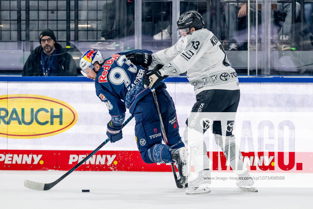 Kampf um den Puck Zweikampf zwischen Maximilian Kastner (EHC Red Bull Muenchen, 93) und Valtteri Kemilaeinen (Koelner Haie, 13) GER, EHC Red Bull Muenchen vs. Koelner Haie, Eishockey, DEL, 47. Spieltag, Saison 2025 2026, 01.03.2026. GER, EHC Red Bull Muenchen vs. Koelner Haie, Eishockey, DEL, 47. Spieltag, Saison 2025 2026, 01.03.2026. Muenchen