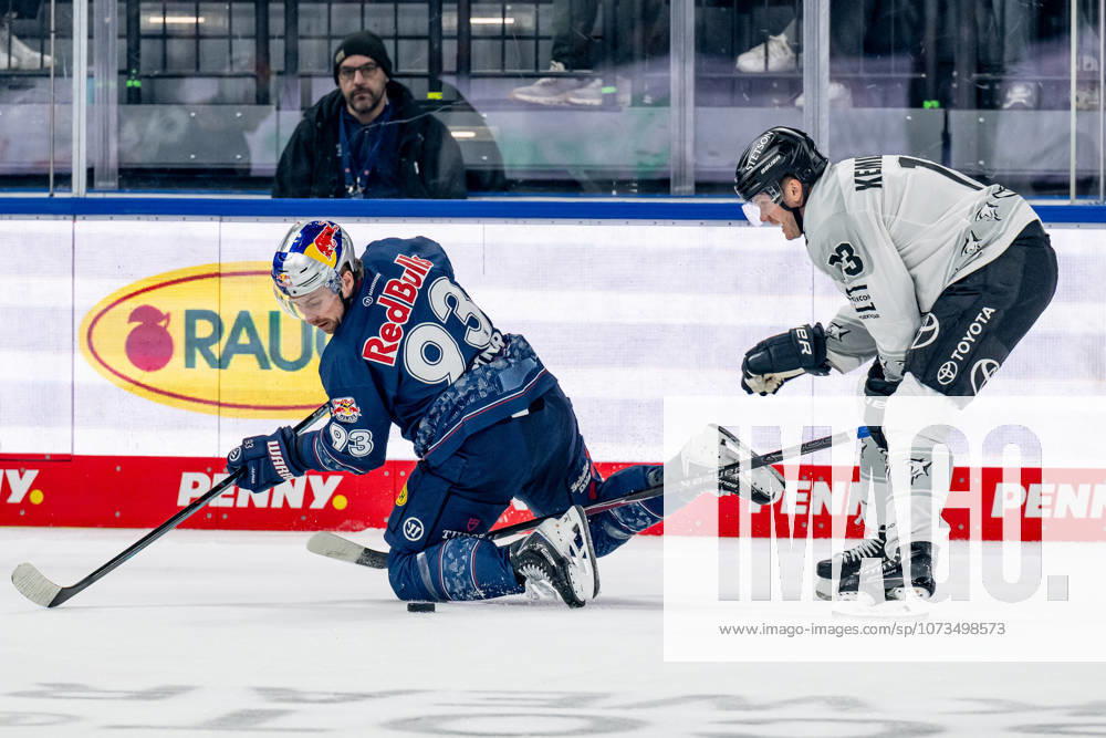 Kampf um den Puck Zweikampf zwischen Maximilian Kastner (EHC Red Bull Muenchen, 93) und Valtteri Kemilaeinen (Koelner Haie, 13) GER, EHC Red Bull Muenchen vs. Koelner Haie, Eishockey, DEL, 47. Spieltag, Saison 2025 2026, 01.03.2026. GER, EHC Red Bull Muenchen vs. Koelner Haie, Eishockey, DEL, 47. Spieltag, Saison 2025 2026, 01.03.2026. Muenchen