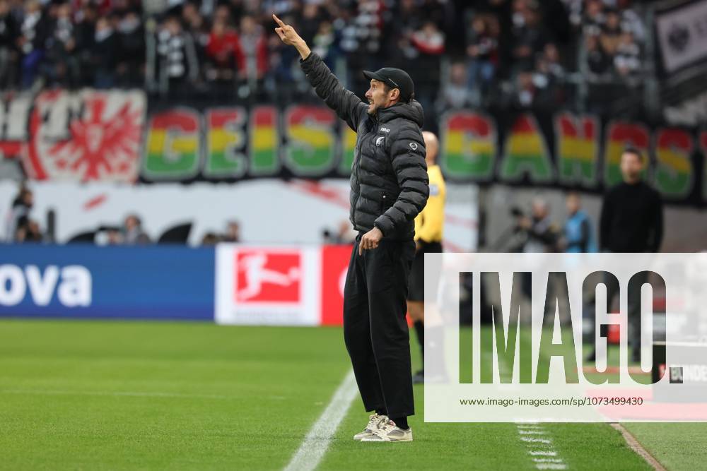 Trainer Julian Schuster (SC Freiburg) gestikulierender und coachend an derv Aussenlinie, Eintracht Frankfurt - SC Freiburg, Bundesliga, BL, Saison 2025 2026, 24. Spiel, 01.03.2026, Frankfurt Deutsche Bank Park Deutschland