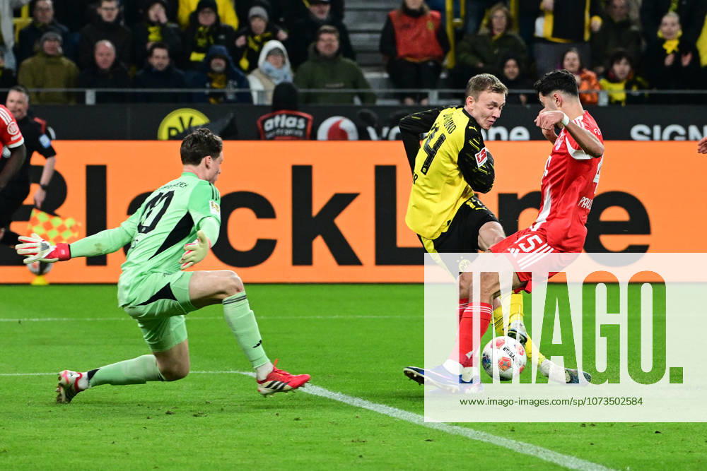 Maximilian Beier 14 (Borussia Dortmund) im Zweikampf mit Alexandar Pavlovic 45 (FC Bayern Muenchen), Borussia Dortmund vs. FC Bayern Muenchen, Fussball, 1. Bundesliga, 24. Spieltag, 28.02.2026 DFB regulations prohibit any use of photographs as image sequences and or quasi-video Dortmund Nordrhein-Westfalen Deutschland