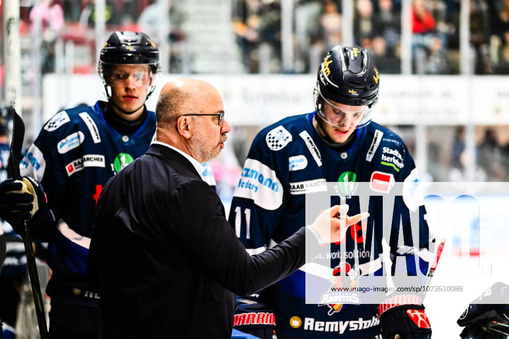 Stefan Nyman (Cheftrainer, Headcoach, Iserlohn Roosters) Henrik Törnqvist (Iserlohn Roosters, 11) Maximilian Eisenmenger (Iserlohn Roosters, 41), GER, Iserlohn Roosters vs. Augsburger Panther, Eishockey, Penny-DEL, 47. Spieltag, Spielzeit 2025 2026, 01.03.2026, GER, Iserlohn Roosters vs. Augsburger Panther, Eishockey, Penny-DEL, 47. Spieltag, Spielzeit 2025 2026, 01.03.2026 Iserlohn