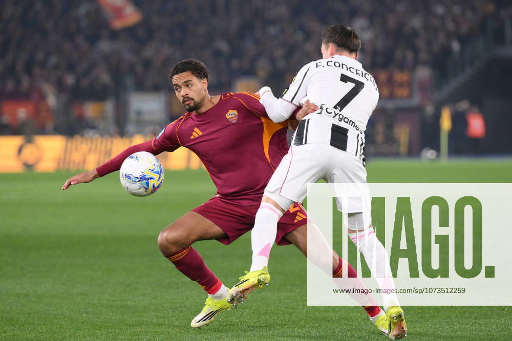 Foto IPP Luciano Adriani Roma 01 03 2026 Campionato di Calcio Serie A 2025 2026 Roma vs Juventus Nella foto: Devyne Rensch contrastato da Francisco Conceicao a destra Italy Photo Press - World Copyright Roma italy Italia ITALY