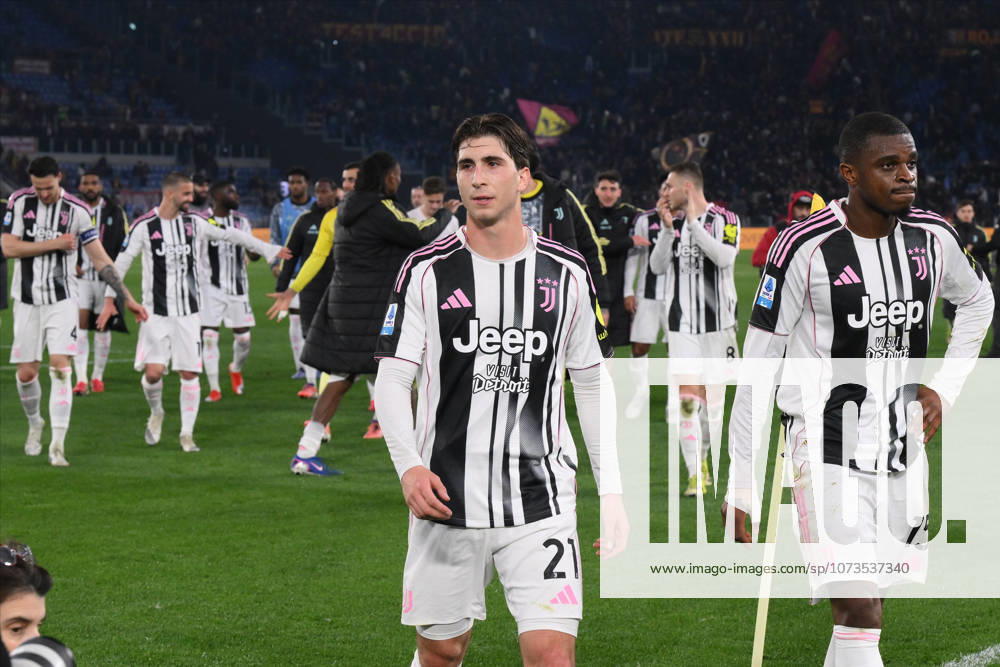 Foto IPP Luciano Adriani Roma 01 03 2026 Campionato di Calcio Serie A 2025 2026 Roma vs Juventus Nella foto: Fabio Miretti e Pierre Kalulu a destra a fine gara sotto la curva dei tifosi Italy Photo Press - World Copyright Roma italy Italia ITALY
