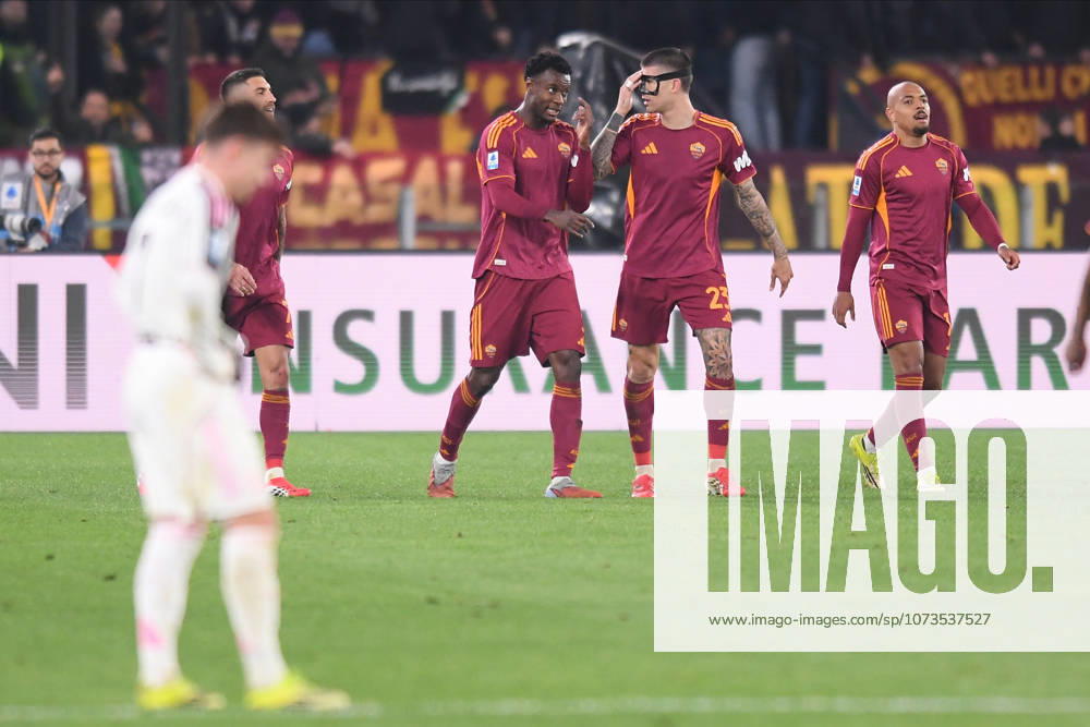 Foto IPP Luciano Adriani Roma 01 03 2026 Campionato di Calcio Serie A 2025 2026 Roma vs Juventus Nella foto: Evan Ndicka terzo da destra dopo il gol segnato Italy Photo Press - World Copyright Roma italy Italia ITALY