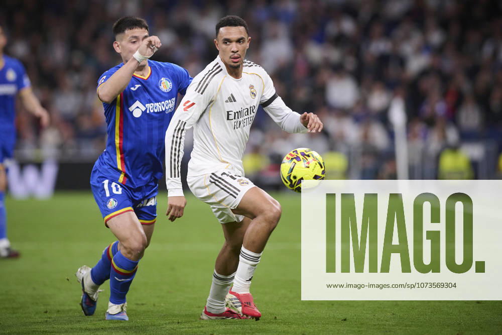Real Madrid CFs Trent Alexander-Arnold (R) and Getafe CFs Luis Vazquez during La Liga match. March 2, 2026 (20260302025)